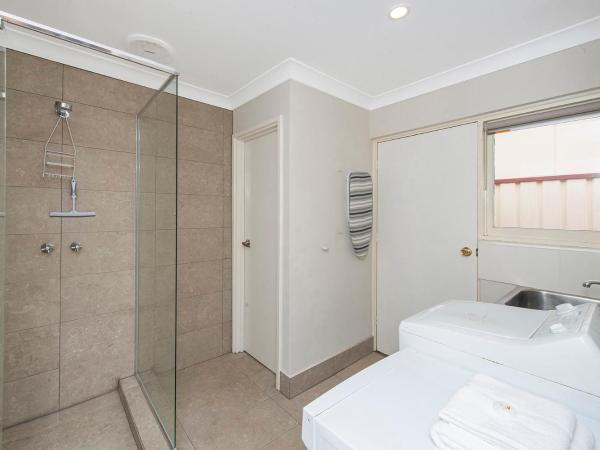 Banksia Tourist Park : photo 8 de la chambre deluxe family chalet (sleeps 8) - non pet friendly