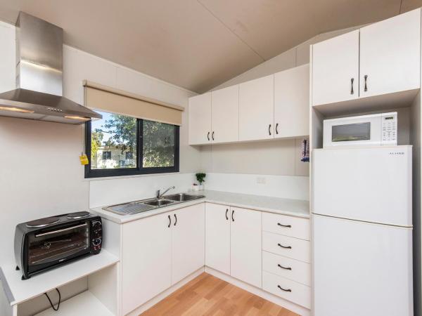 Banksia Tourist Park : photo 5 de la chambre superior cabin - non pet friendly