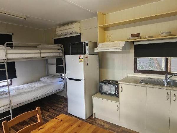Banksia Tourist Park : photo 6 de la chambre budget cabin - pet friendly (sleeps 4)