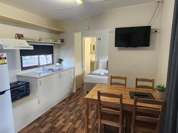 Banksia Tourist Park : photo 2 de la chambre budget cabin - pet friendly (sleeps 4)