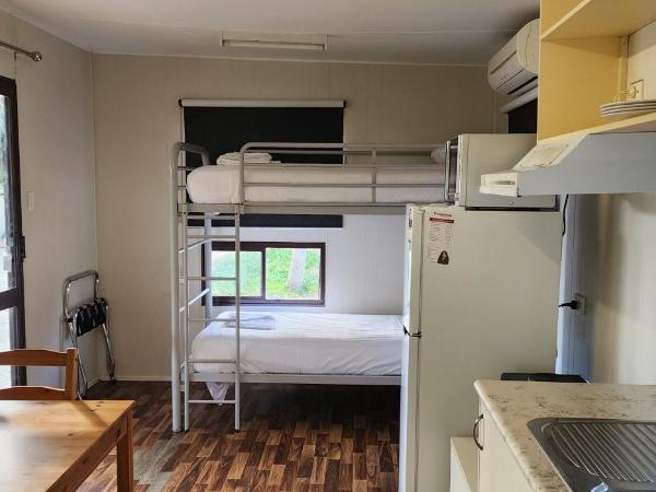 Banksia Tourist Park : photo 3 de la chambre budget cabin - pet friendly (sleeps 4)