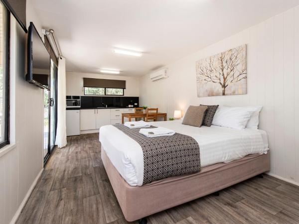 Banksia Tourist Park : photo 5 de la chambre lux cabin - pet friendly (sleeps 2)