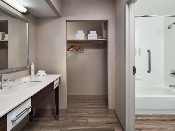 Hampton Inn Boston Logan Airport : photo 4 de la chambre suite lit king-size hospitality - non-fumeurs