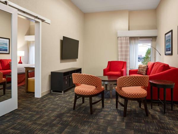 Hampton Inn Boston Logan Airport : photo 1 de la chambre suite lit king-size hospitality - non-fumeurs
