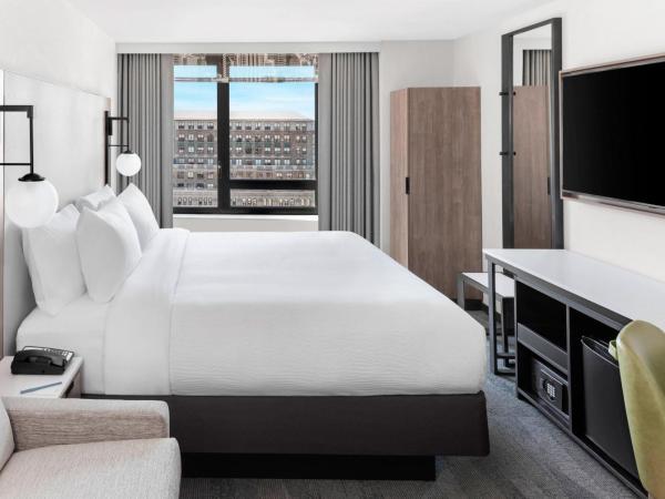 Fairfield Inn & Suites by Marriott New York Manhattan/Times Square South : photo 1 de la chambre grande chambre lit king-size