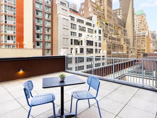 SpringHill Suites by Marriott New York Manhattan/Times Square South : photo 2 de la chambre chambre avec 2 lits queen-size et terrasse