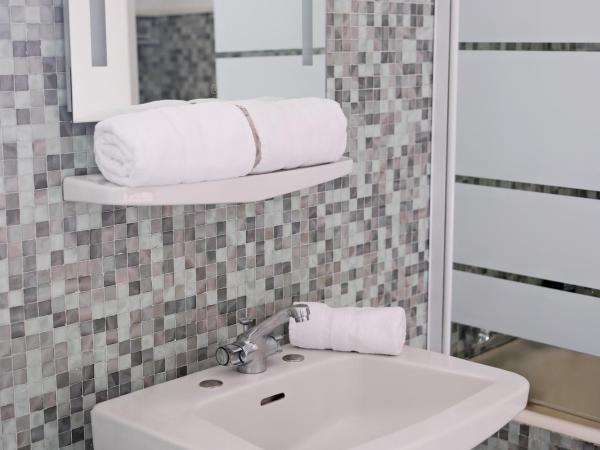 Résidence Le Beau Rivage : photo 2 de la chambre studio avec balcon et vue sur la mer