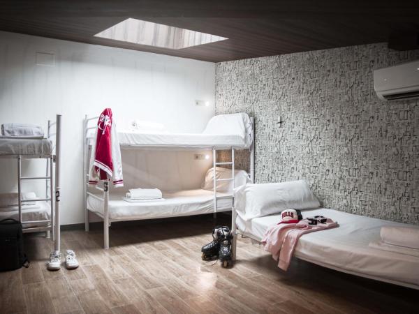 room00 Chueca Hostel : photo 10 de la chambre lit en dortoir en duplex mixte de 11 lits avec salle de bains privative