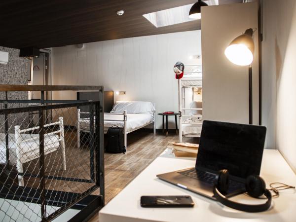 room00 Chueca Hostel : photo 8 de la chambre lit en dortoir en duplex mixte de 11 lits avec salle de bains privative