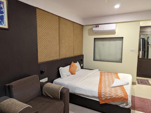 SK FIRST TRANSIT HOTEL Shamshabad : photo 9 de la chambre chambre double avec salle de bains privative