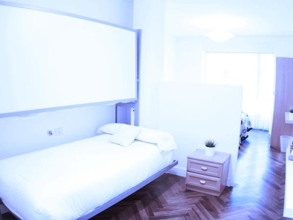 Zubia Urban Rooms : photo 4 de la chambre chambre familiale avec salle de bains commune