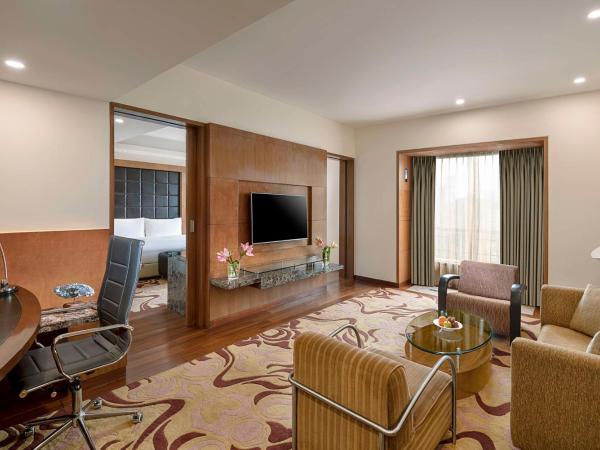 Radisson Blu Plaza Delhi Airport : photo 2 de la chambre deluxe suite with airport transfers, happy hours 03:00 pm to 08:00 pm 1+1, 20% discount on food & beverage and free pick up and drop to worldmark aerocity (subject to car availability)