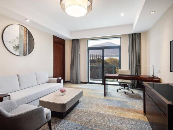 Courtyard by Marriott Wuxi Lihu Lake : photo 2 de la chambre suite junior 1 chambre avec lit king-size - vue sur jardin