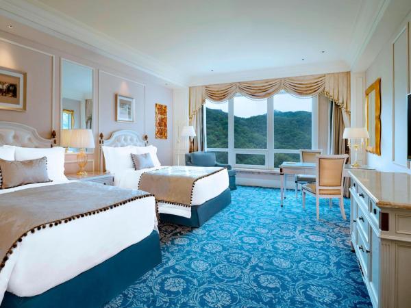 The Castle Hotel, a Luxury Collection Hotel, Dalian : photo 2 de la chambre chambre lits jumeaux de luxe avec vue sur la montagne