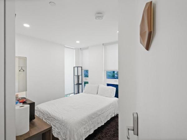 Eye-Opening And Ultra-Secure Luxury Hollywood Condo : photo 2 de la chambre chambre double avec salle de bains privative