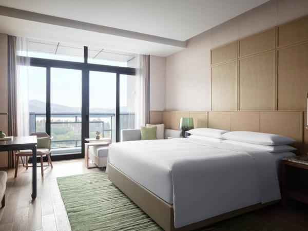 Wuxi Marriott Hotel Lihu Lake : photo 2 de la chambre chambre lit king-size premier - vue sur lac