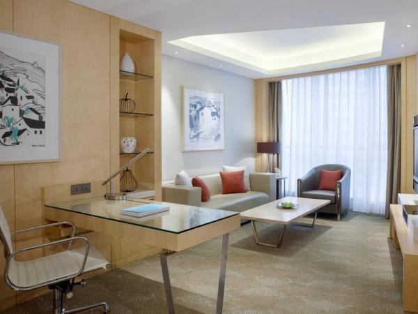 Courtyard by Marriott Hangzhou Qianjiang : photo 3 de la chambre deluxe suite, executive lounge access, suite, 1 king