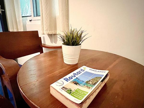 Hoft Hostel Bangkok : photo 4 de la chambre chambre double avec salle de bains commune