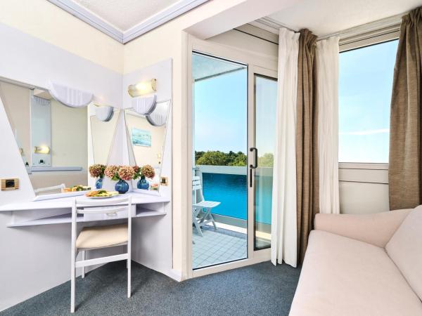 Hotel Plavi Plava Laguna : photo 3 de la chambre chambre classique avec lit d’appoint et balcon - vue sur mer