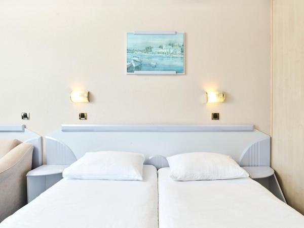 Hotel Plavi Plava Laguna : photo 5 de la chambre chambre classique avec lit d’appoint et balcon - vue sur mer