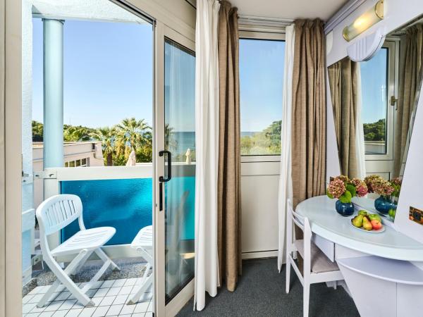 Hotel Plavi Plava Laguna : photo 1 de la chambre chambre classique avec balcon - vue sur mer