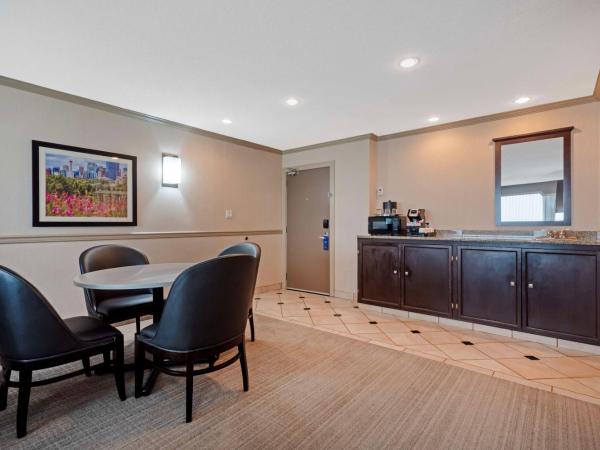 Best Western PLUS Port O'Call Hotel : photo 2 de la chambre suite lit king-size avec baignoire spa - non-fumeurs