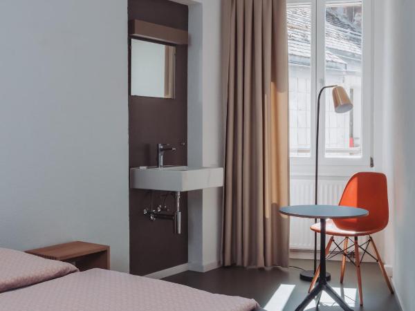 Montreux Youth Hostel : photo 5 de la chambre chambre simple avec salle de bains commune