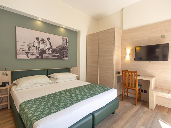 Hotel Esperia : photo 3 de la chambre chambre double ou lits jumeaux confort avec lit d'appoint et balcon