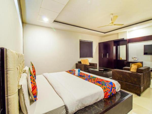 SK FIRST TRANSIT HOTEL Shamshabad : photo 3 de la chambre chambre double avec salle de bains privative