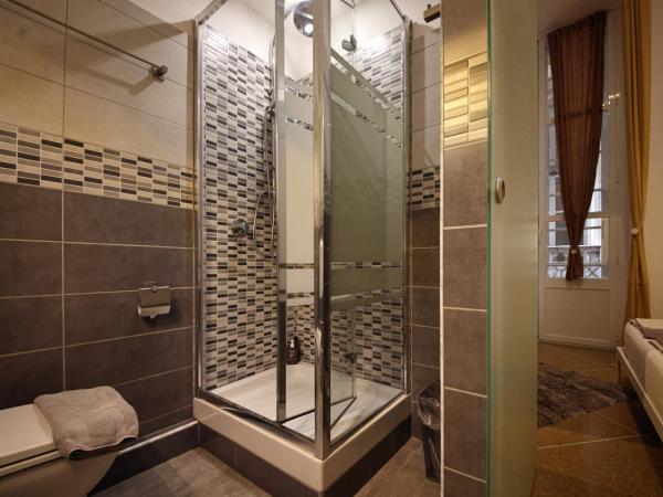 Nik rooms : photo 10 de la chambre chambre double avec salle de bains privative