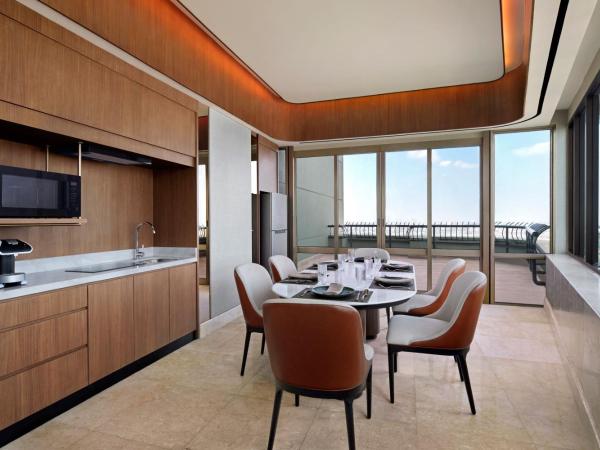 Sheraton Surabaya Hotel & Towers : photo 7 de la chambre suite ambassadeur 2 chambres - accès au salon club