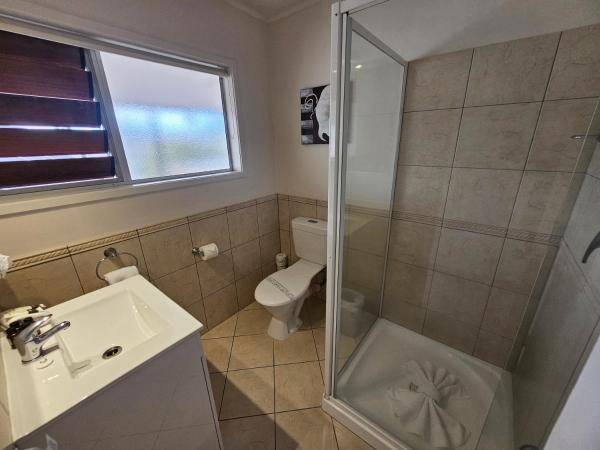 Tui Oaks Motel : photo 2 de la chambre chambre lit queen-size - vue sur lac