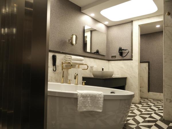 Altinel Ankara Hotel & Convention Center : photo 5 de la chambre suite lit queen-size