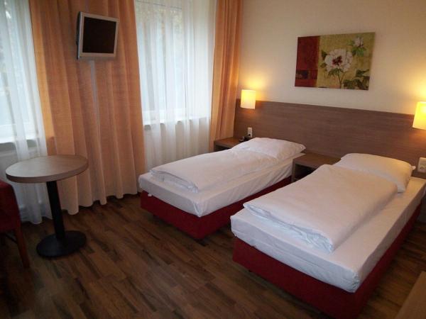 Hotel Marienthal Garni : photo 1 de la chambre chambre lits jumeaux standard avec canapé