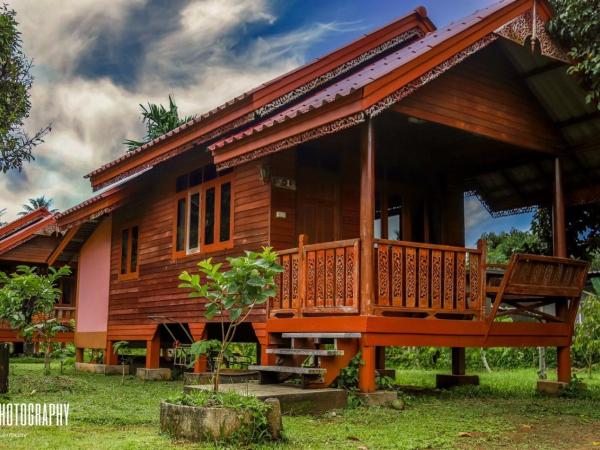 Phet Ban Suan Hotel : photo 1 de la chambre bungalow - vue sur jardin