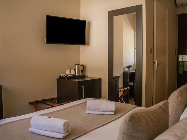 Hôtel La Pinède : photo 6 de la chambre petite chambre double standard (13 m²) - côté montagne