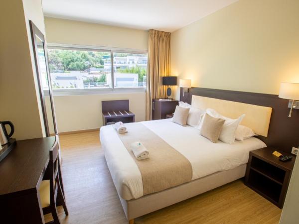 Hôtel La Pinède : photo 1 de la chambre chambre familiale communicante - vue sur montagnes