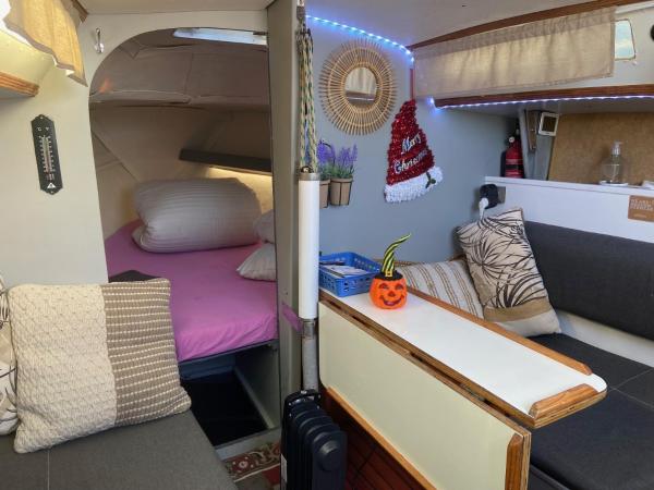 nuit insolite sur un petit voilier : photo 4 de la chambre mobile home