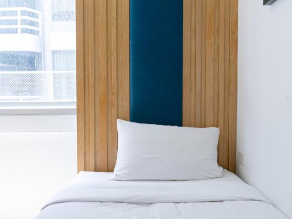 The Bedrooms Hostel Pattaya : photo 10 de la chambre chambre lits jumeaux standard avec salle de bains commune