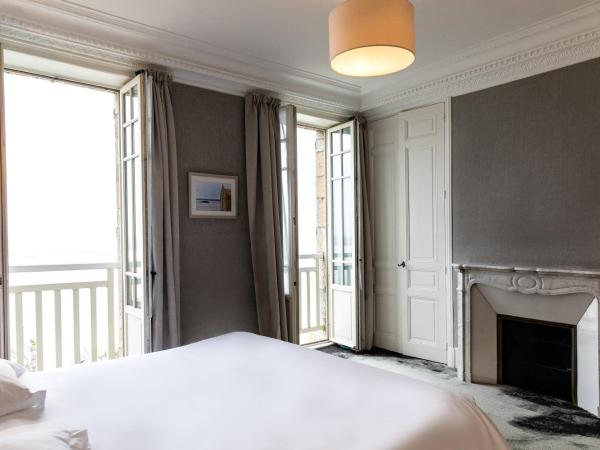 La Mère Poulard : photo 1 de la chambre chambre double ou lits jumeaux - vue sur baie du mont-saint-michel - annexe ermitage