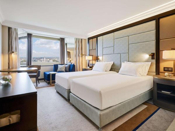 Hilton Budapest : photo 4 de la chambre chambre lits jumeaux exécutive - vue sur danube et accès au salon exécutif
