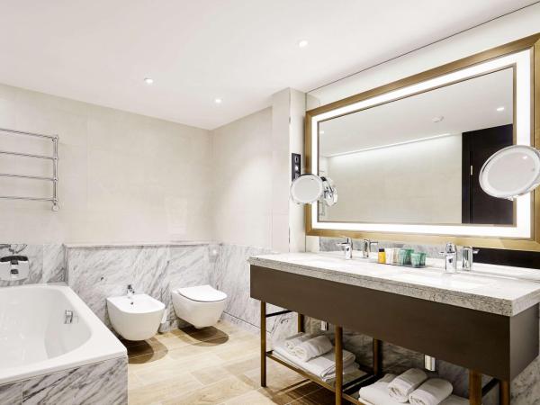 Hilton Budapest : photo 4 de la chambre suite rivière danube avec lit king-size et accès au salon exécutif