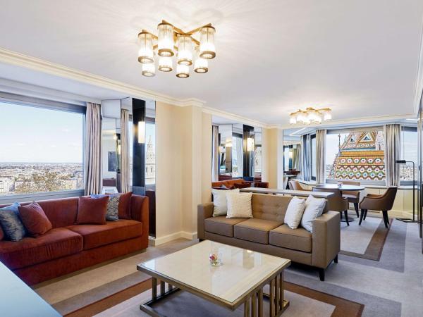 Hilton Budapest : photo 2 de la chambre suite rivière danube avec lit king-size et accès au salon exécutif