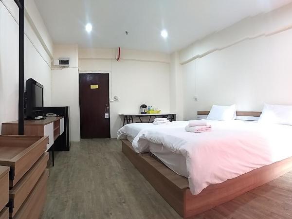 Komol Residence Bangkok : photo 3 de la chambre chambre lits jumeaux supérieure avec balcon