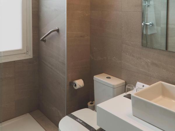 Zenit Conde de Orgaz : photo 5 de la chambre chambre lits jumeaux avec lit d'appoint (3 adultes)