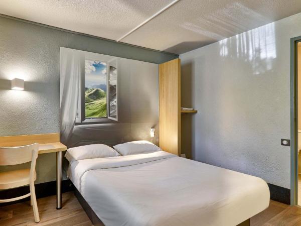 B&B HOTEL Clermont-Ferrand Le Brézet Aéroport : photo 1 de la chambre chambre double - accessible aux personnes à mobilité réduite 