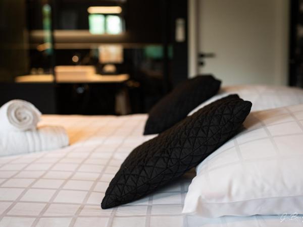 Les Thermes de Spa by La Cour de la Reine Hôtel, Suites & accès gratuit au centre thermal : photo 1 de la chambre suite supérieure avec baignoire spa et accès au bain thermal