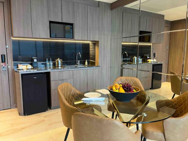 Safi Royal Luxury Metropolitan : photo 1 de la chambre suite lit king-size avec baignoire spa