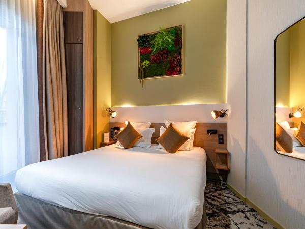 Hôtel B55 : photo 3 de la chambre chambre familiale avec salle de bains commune