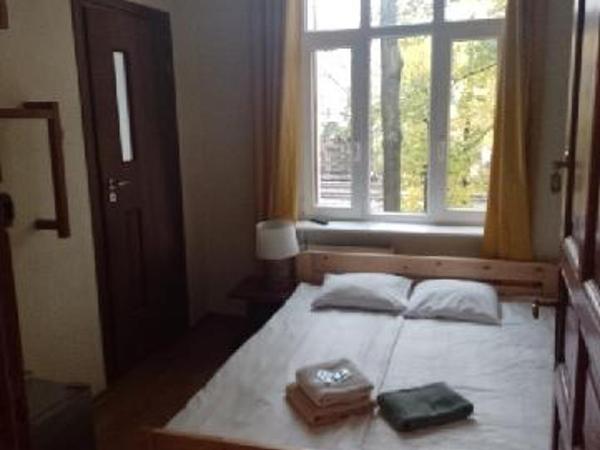 Central Sopot : photo 1 de la chambre standard double room - railway track view